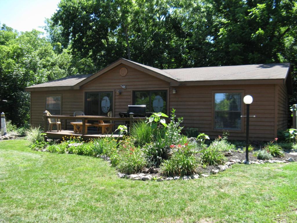 a small cabin with a picnic table in a yard at Island Club #7 in Put-in-Bay