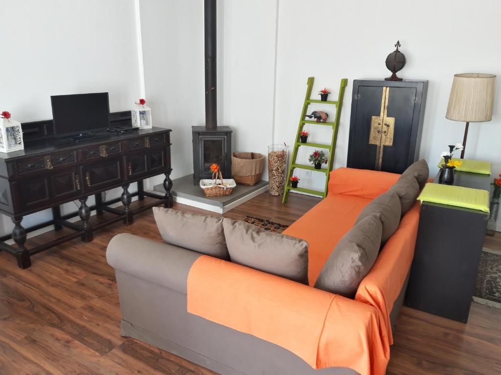 una sala de estar con un sofá y una mesa en Cozy Place, en Sintra