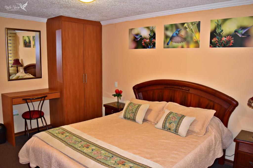Postel nebo postele na pokoji v ubytování Kinde House