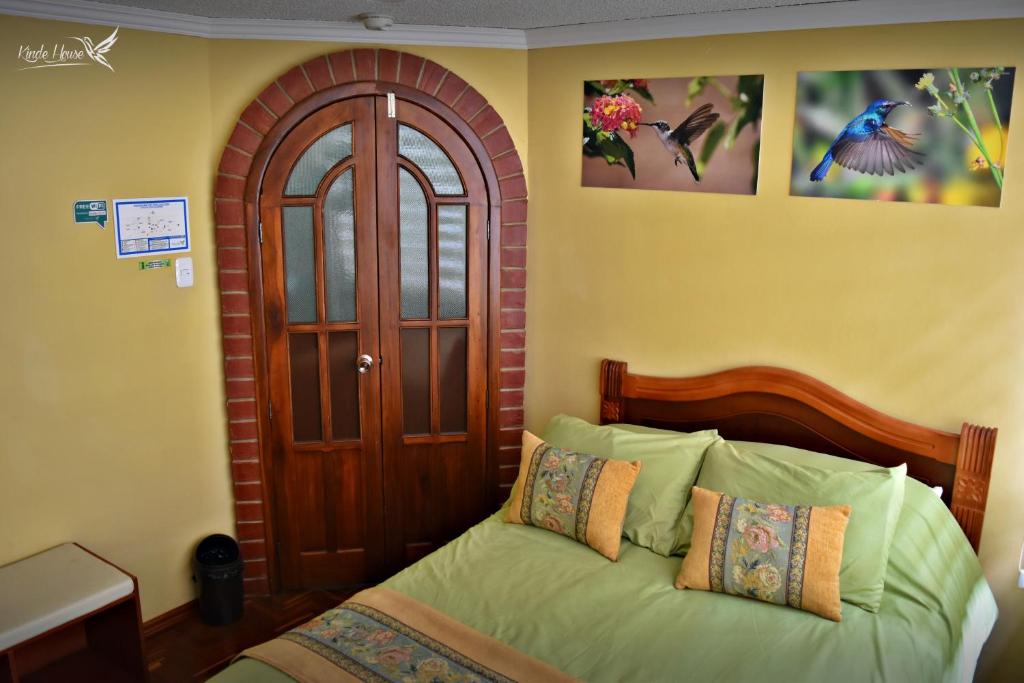 Postel nebo postele na pokoji v ubytování Kinde House