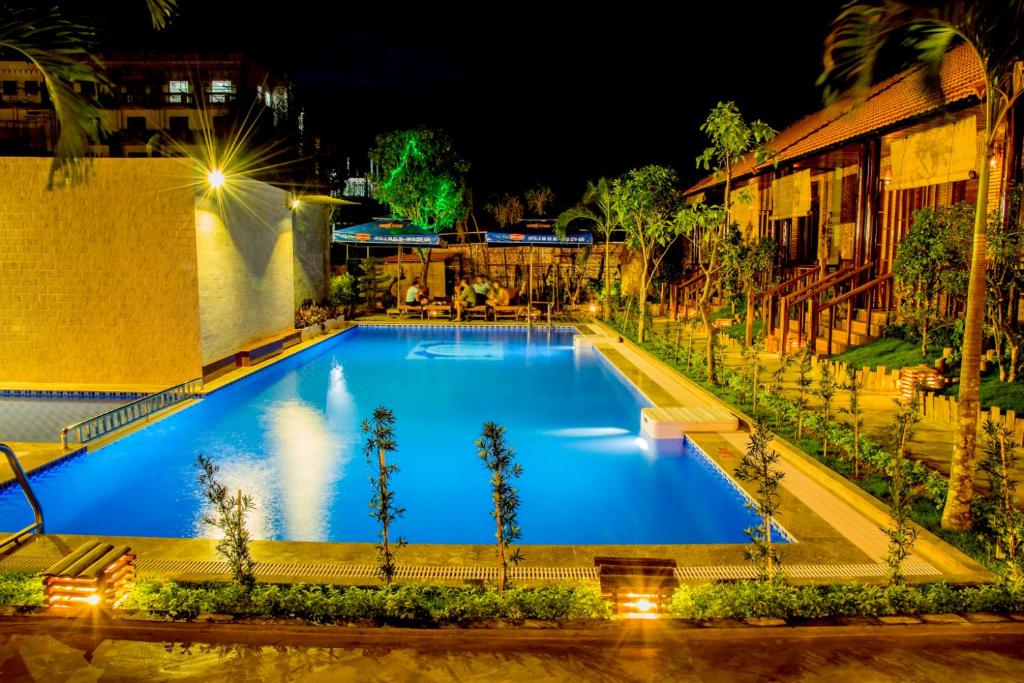 una gran piscina azul por la noche en Biển Xanh Hotel, en Phu Quoc