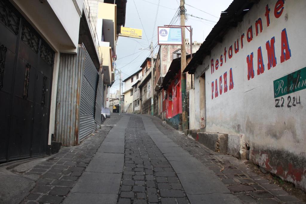 an empty alley with a sign on the side of a building at Una Noche Con Mical in San Pedro La Laguna