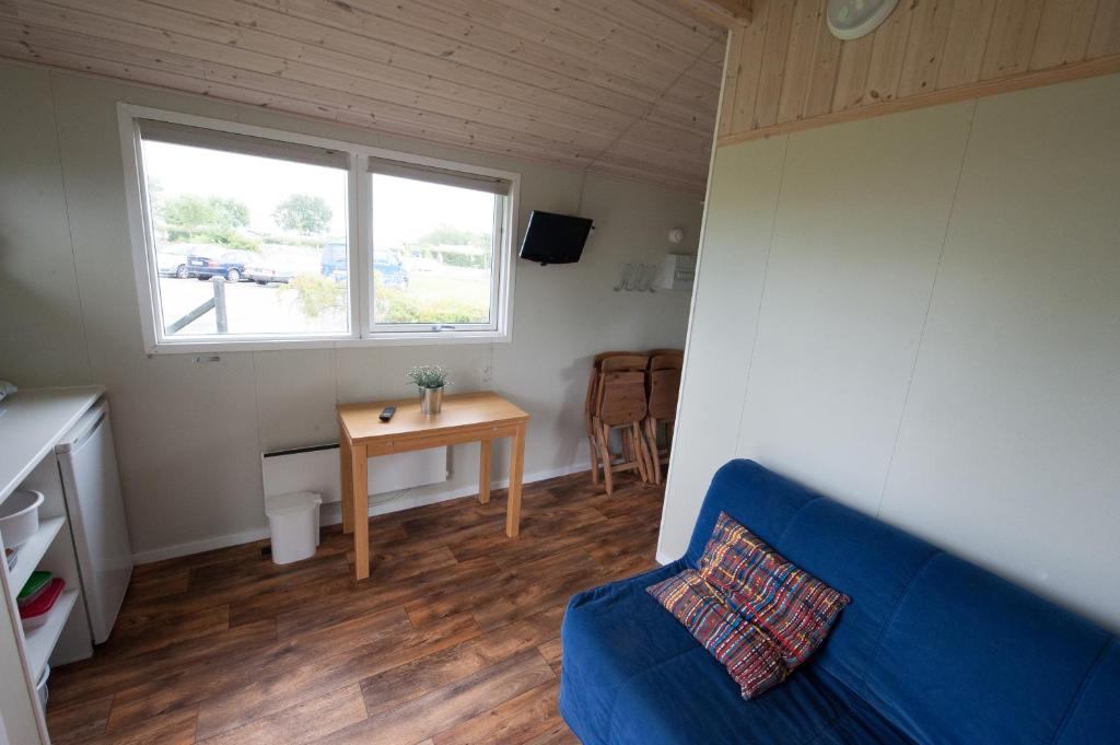 TV a/nebo společenská místnost v ubytování Vesterlyng Camping and Cottages