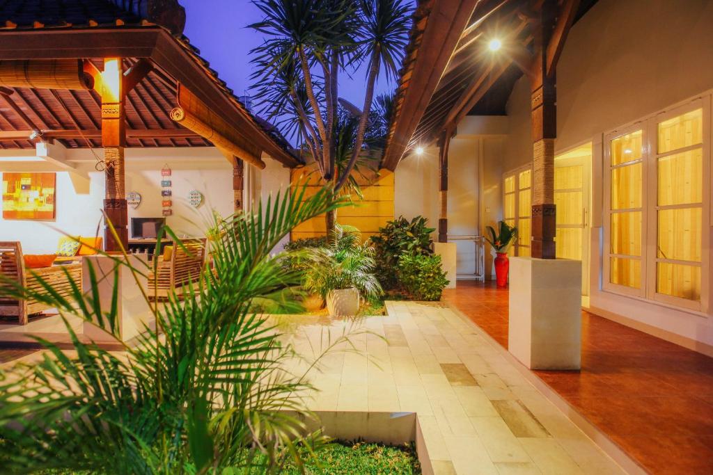 eine Lobby eines Gebäudes mit vielen Pflanzen in der Unterkunft Villa Matahari in Seminyak
