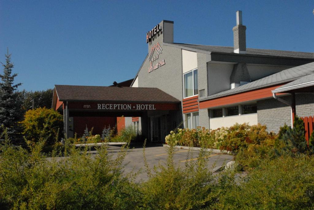 ein Gebäude mit einem Empfangshotel darüber in der Unterkunft Hotel Baie Saint Paul in Baie-Saint-Paul
