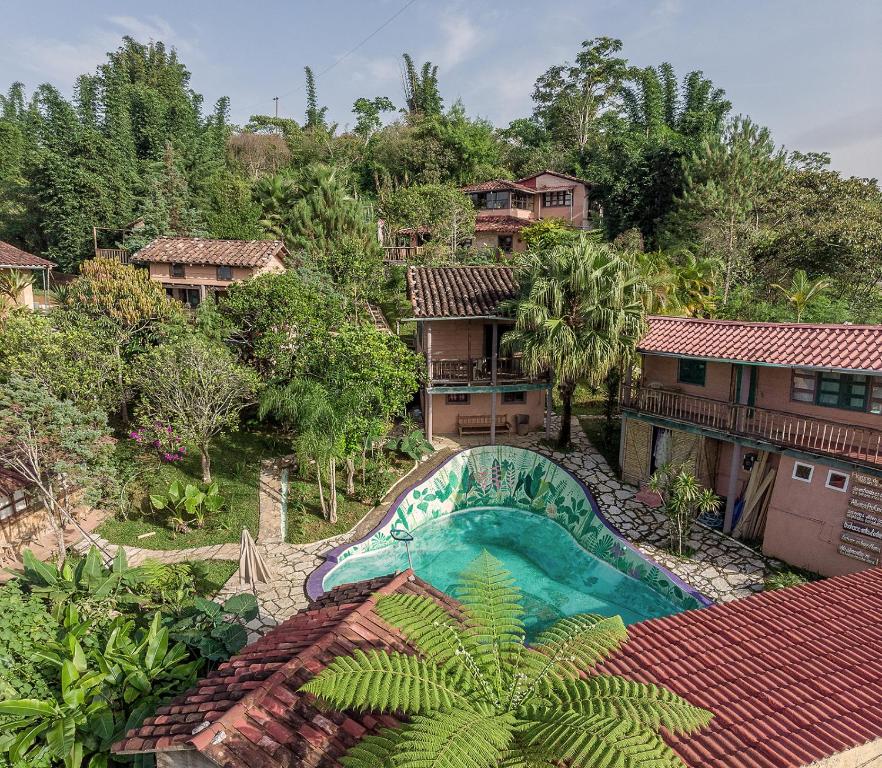 una vista aérea de una casa con piscina en Cabañas Los Achicuales en Cuetzalán del Progreso