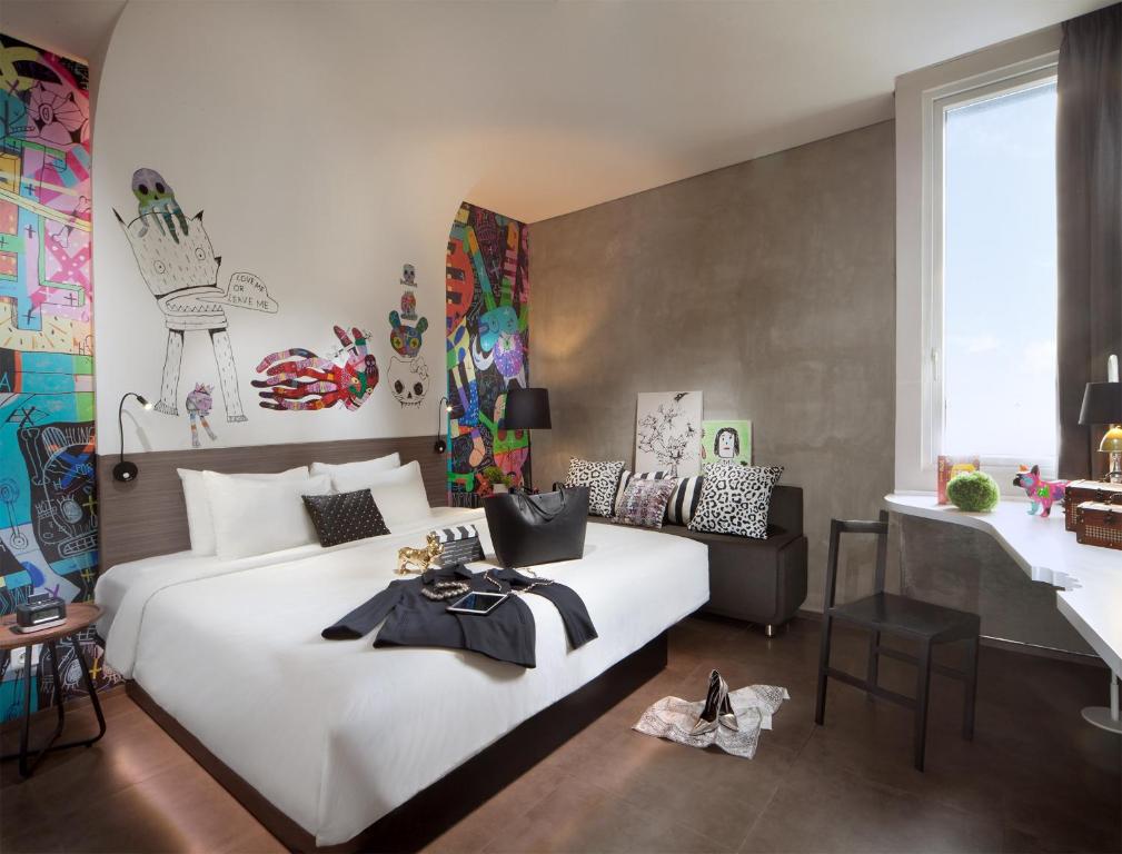 Postel nebo postele na pokoji v ubytování ARTOTEL Thamrin Jakarta