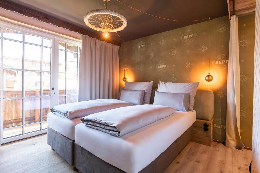 Postel nebo postele na pokoji v ubytování HOTEL SEPP - Alpine Boutique Hotel - Adults Only ab 21 Jahre