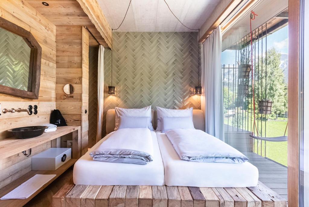 Postel nebo postele na pokoji v ubytování HOTEL SEPP - Alpine Boutique Hotel - Adults Only ab 21 Jahre