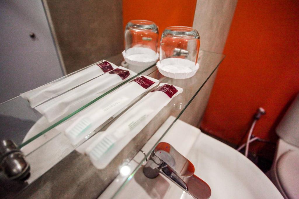 Phòng tắm tại LeGreen Suite Supomo