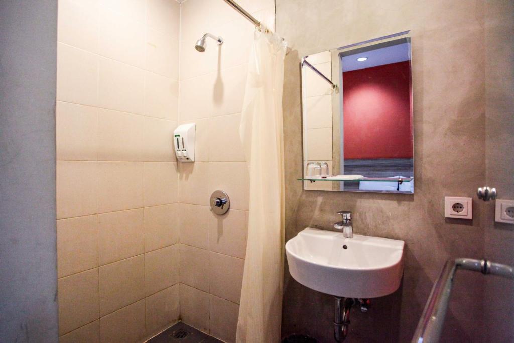 Phòng tắm tại LeGreen Suite Supomo