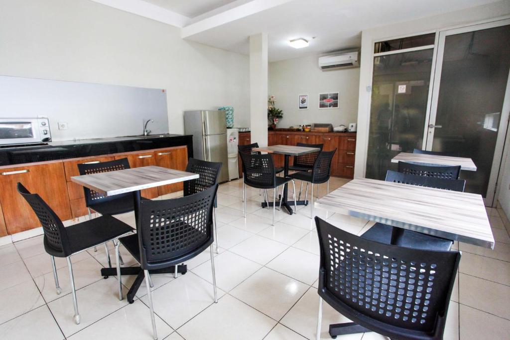 Kuchyň nebo kuchyňský kout v ubytování LeGreen Suite Tondano