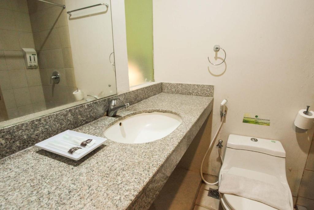 Koupelna v ubytování LeGreen Suite Tondano