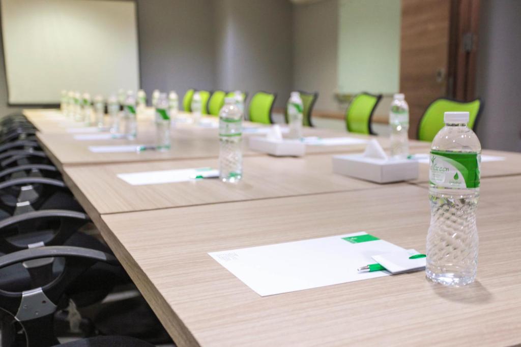 Zona de negocis o sala de conferències de LeGreen Suite Kuningan