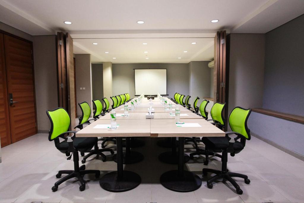 Zona de negocis o sala de conferències de LeGreen Suite Kuningan