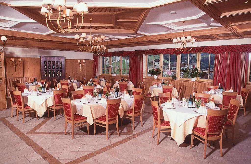 Reštaurácia alebo iné gastronomické zariadenie v ubytovaní Gasthaus zum Weissen Kreuz