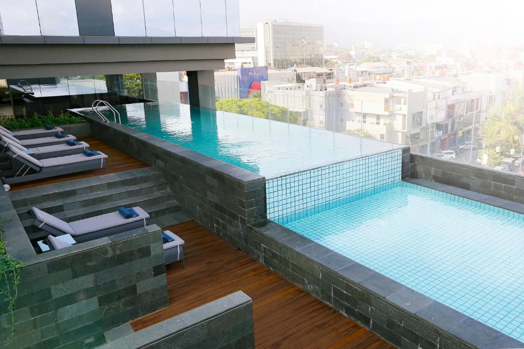 Bazén v ubytování YELLO Hotel Paskal Bandung nebo v jeho okolí
