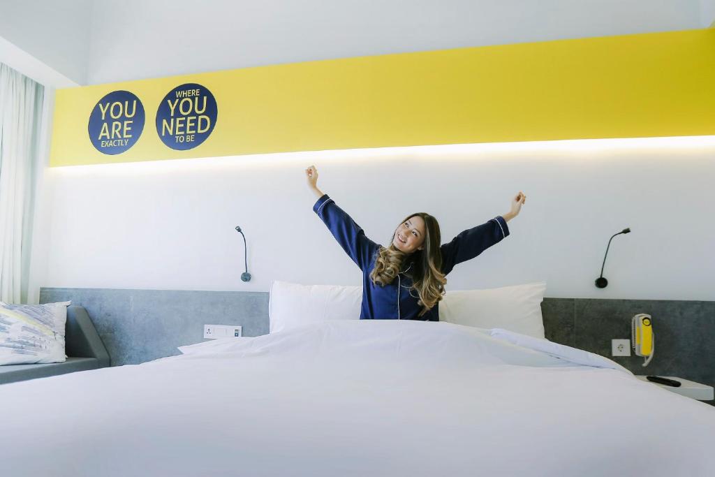 Postel nebo postele na pokoji v ubytování YELLO Hotel Paskal Bandung