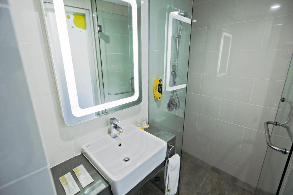 Koupelna v ubytování YELLO Hotel Paskal Bandung