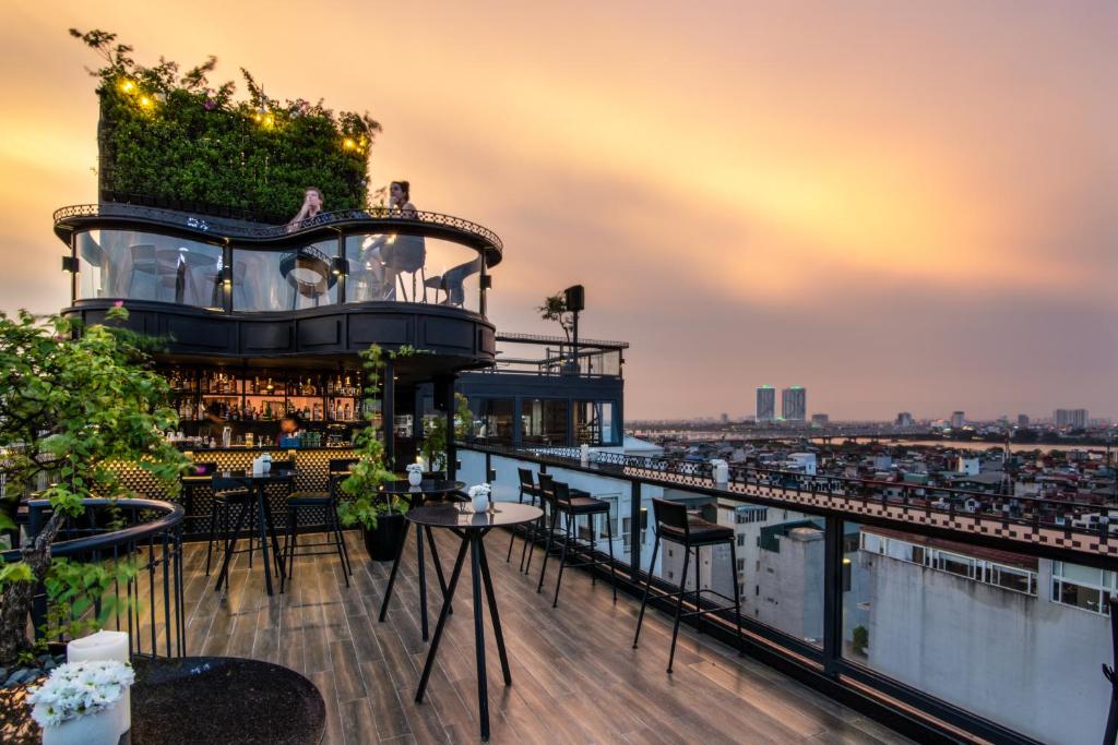 河內的住宿－La Nueva Boutique Hotel Hanoi & Spa，一间位于建筑屋顶的酒吧,享有美景