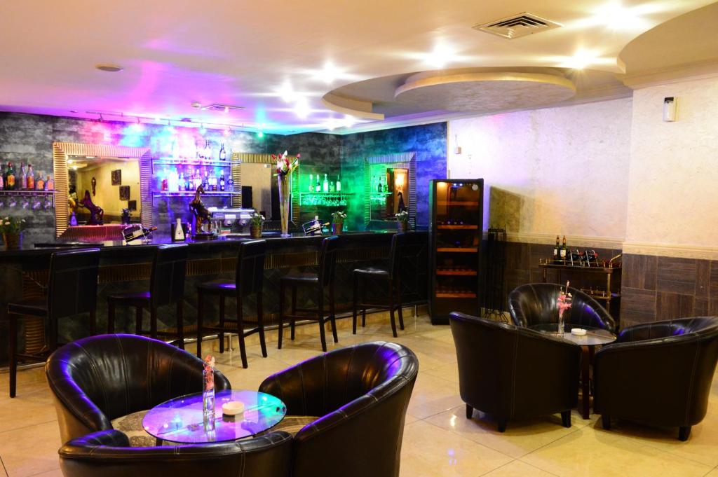 Lounge nebo bar v ubytování Larsa Hotel