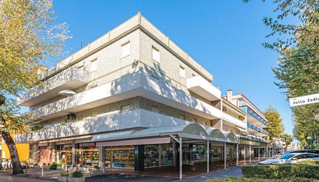 un bâtiment avec une librairie devant lui dans l'établissement Jolly, à Bibione