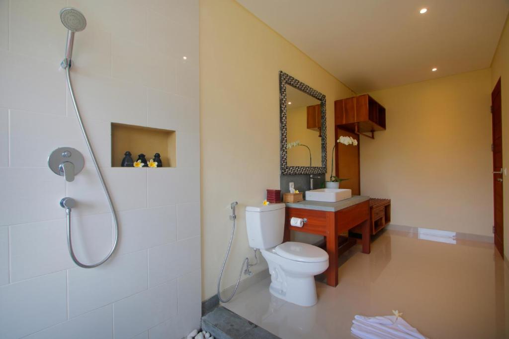 Koupelna v ubytování DLobong Suites Ubud