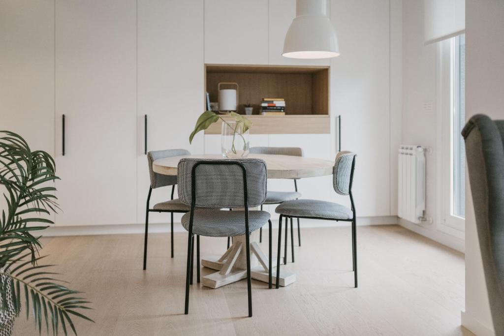 a dining room with a table and chairs at Apartamento Loiola in Azpeitia