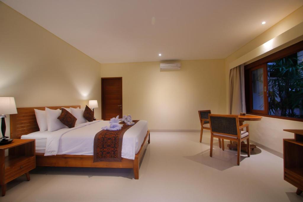 Postel nebo postele na pokoji v ubytování DLobong Suites Ubud