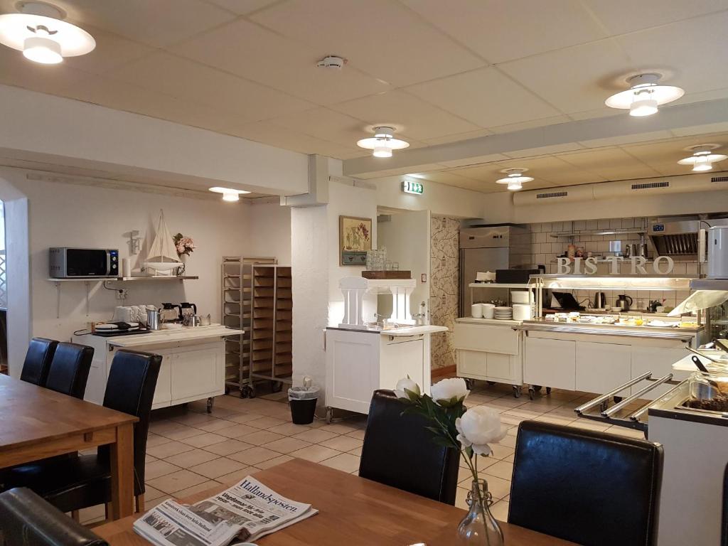 Kuchyň nebo kuchyňský kout v ubytování Halmstad Hotell & Vandrarhem Kaptenshamn