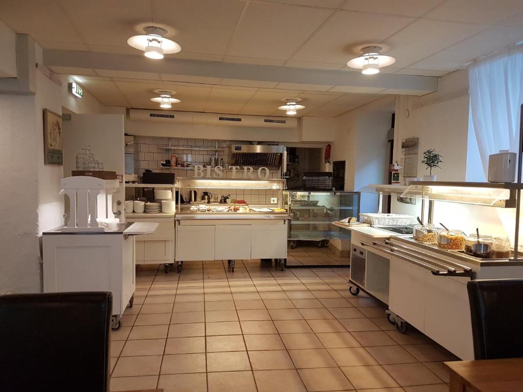 Kuchyň nebo kuchyňský kout v ubytování Halmstad Hotell & Vandrarhem Kaptenshamn