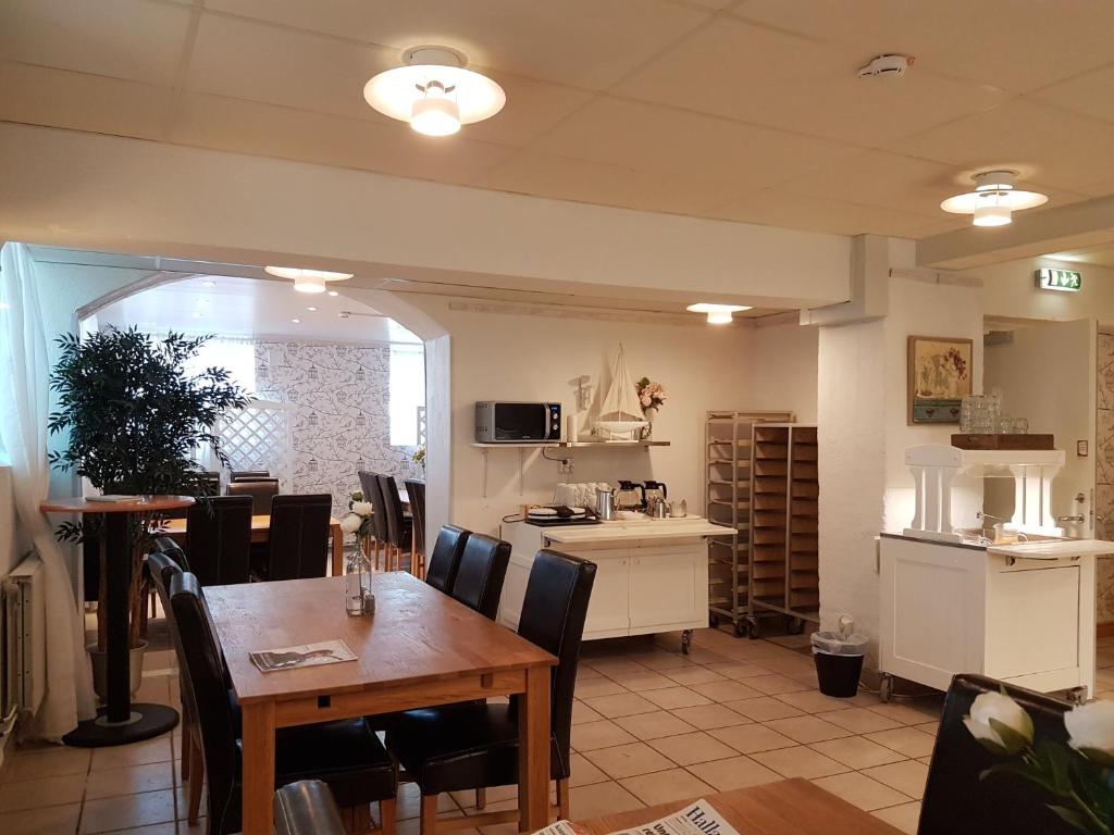 Kuchyň nebo kuchyňský kout v ubytování Halmstad Hotell & Vandrarhem Kaptenshamn
