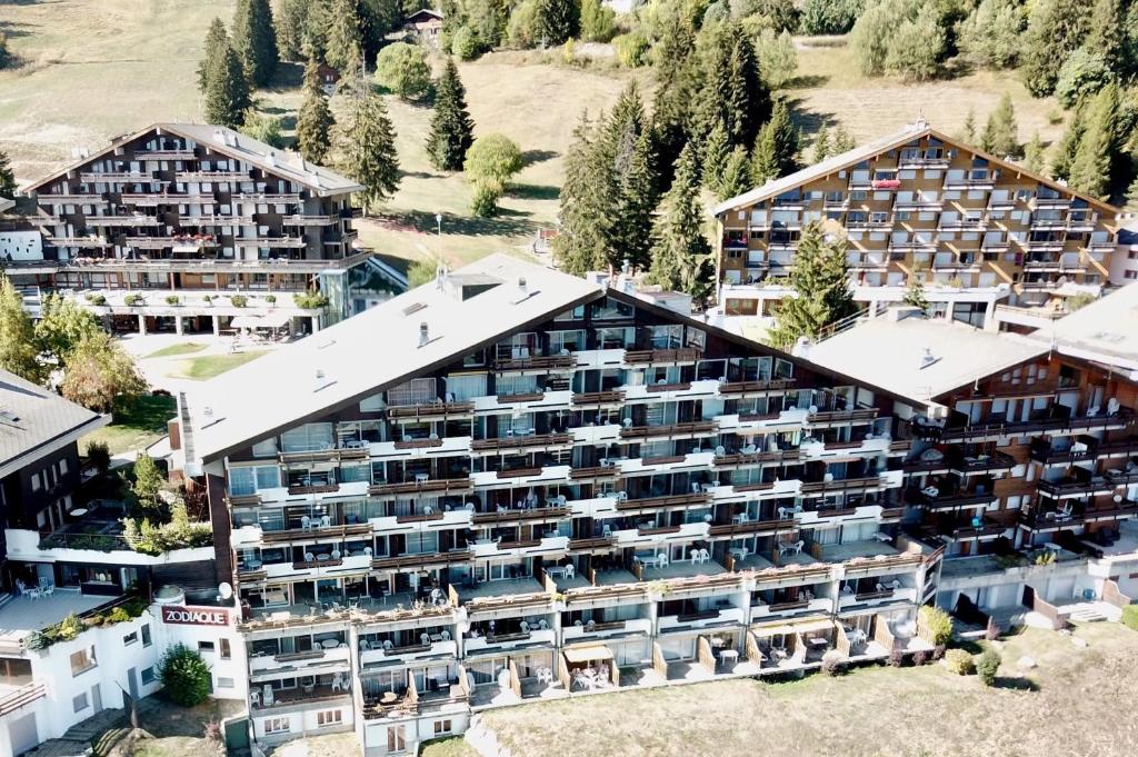 eine Luftansicht eines Resortgebäudes in der Unterkunft Hotel Zodiaque in Anzère