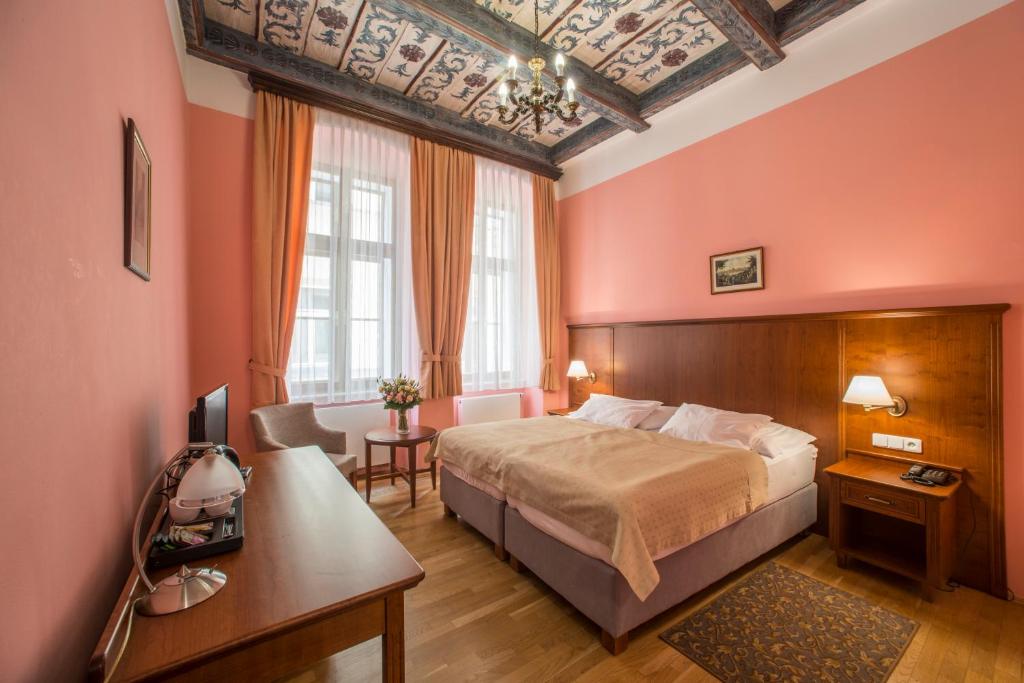 Postel nebo postele na pokoji v ubytování Hotel Cerny Slon
