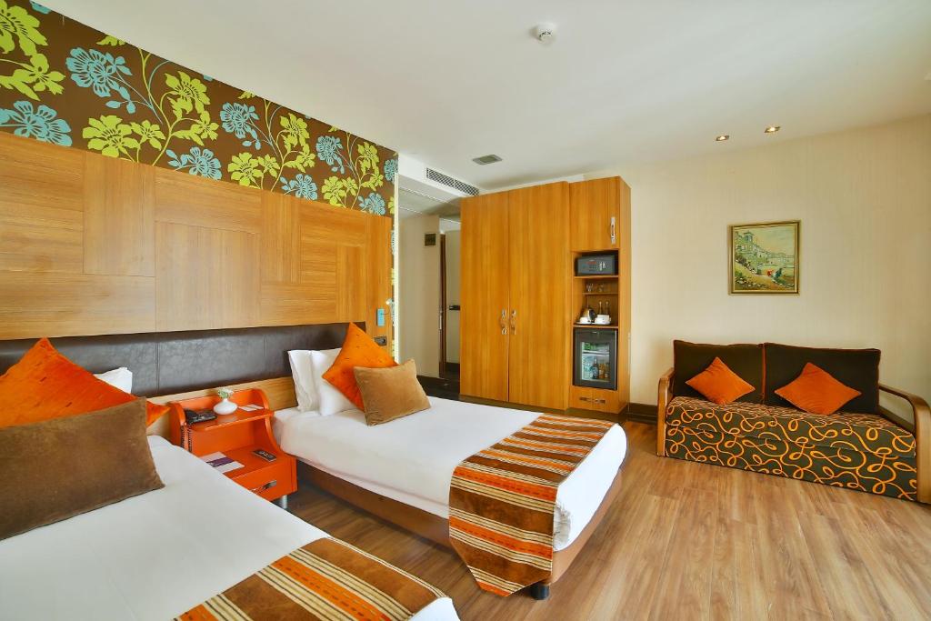Un pat sau paturi într-o cameră la Konak Hotel Taksim