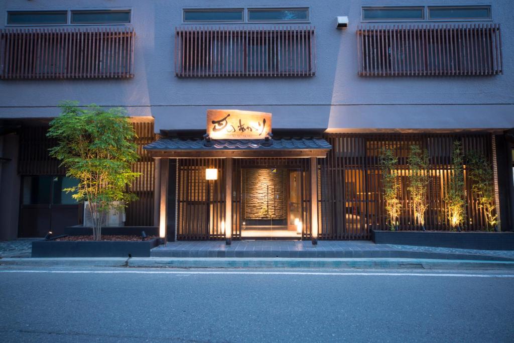 un bâtiment avec un devant de magasin et un portail dans l'établissement Aizu Higashiyama Onsen Tsuki no Akari, à Aizuwakamatsu