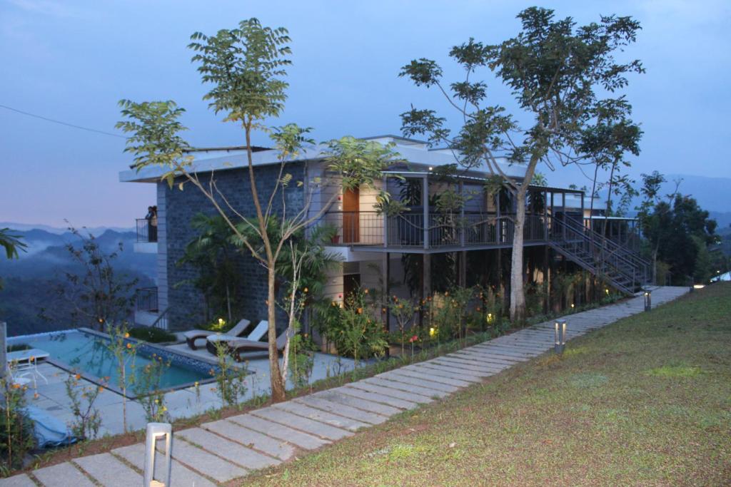 Bazén v ubytování Ragamaya Resort & Spa Munnar nebo v jeho okolí