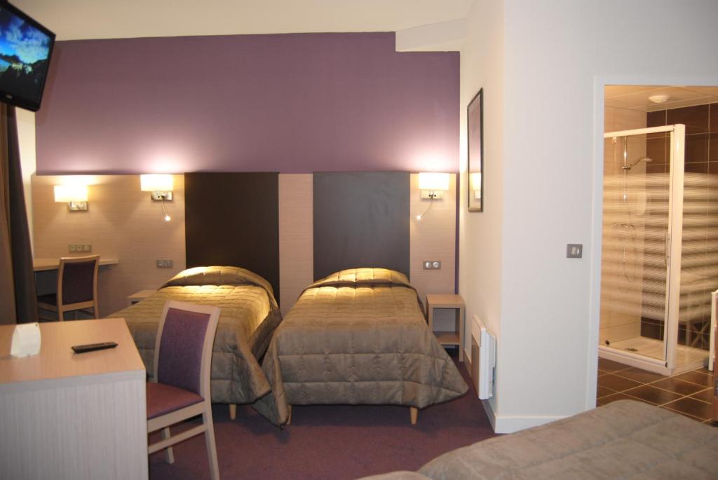 Postel nebo postele na pokoji v ubytování Hôtel Roc de Massabielle