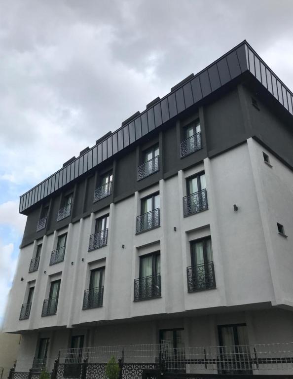 ein großes weißes Gebäude mit Fenstern an der Seite in der Unterkunft Anka Premium Hotel in Istanbul