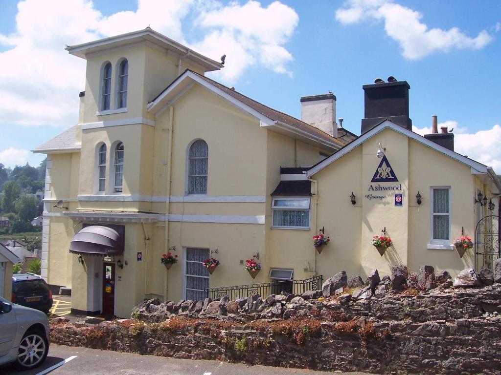 un edificio con aves sentadas frente a él en Ashwood Grange, en Torquay