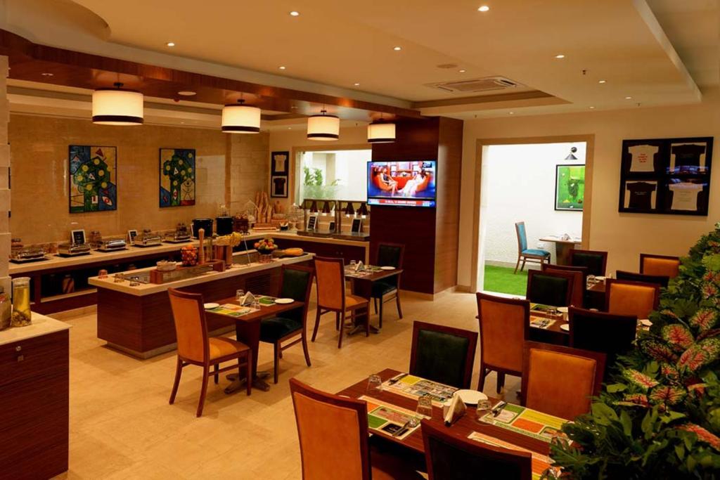 TV a/nebo společenská místnost v ubytování Lemon Tree Hotel Coimbatore