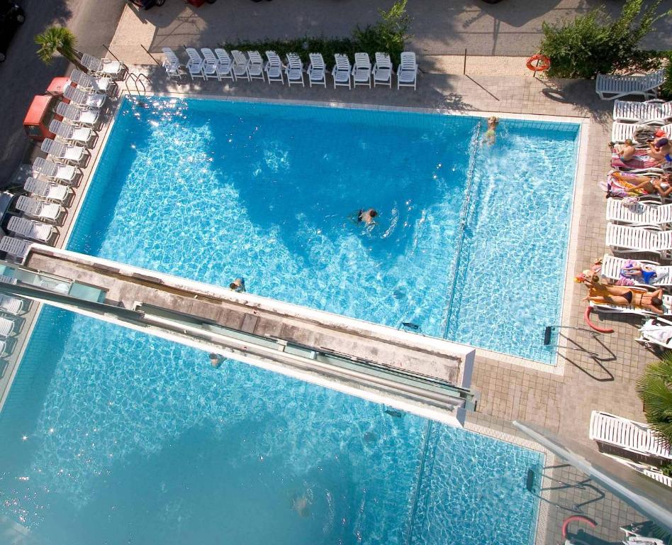 Bazén v ubytování Hotel Katja nebo v jeho okolí