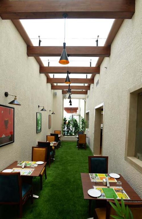 TV a/nebo společenská místnost v ubytování Lemon Tree Hotel Coimbatore