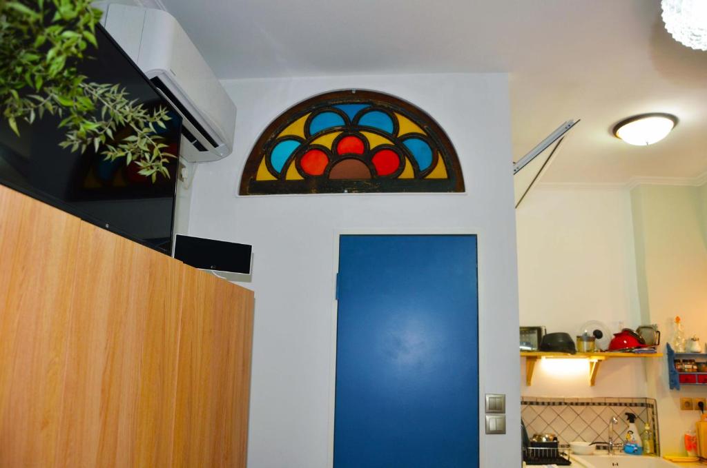 Suitetrails - Mia's cozy flat in Ermou, 3 min from 