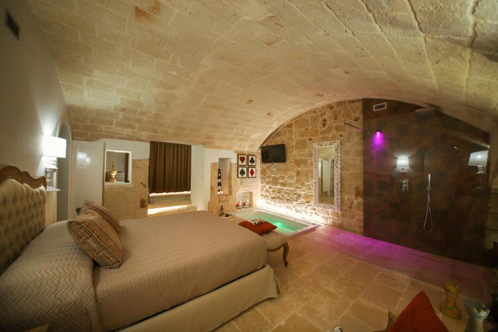 een slaapkamer met een bed en een bad in een kamer bij SUITE 31 in Monopoli