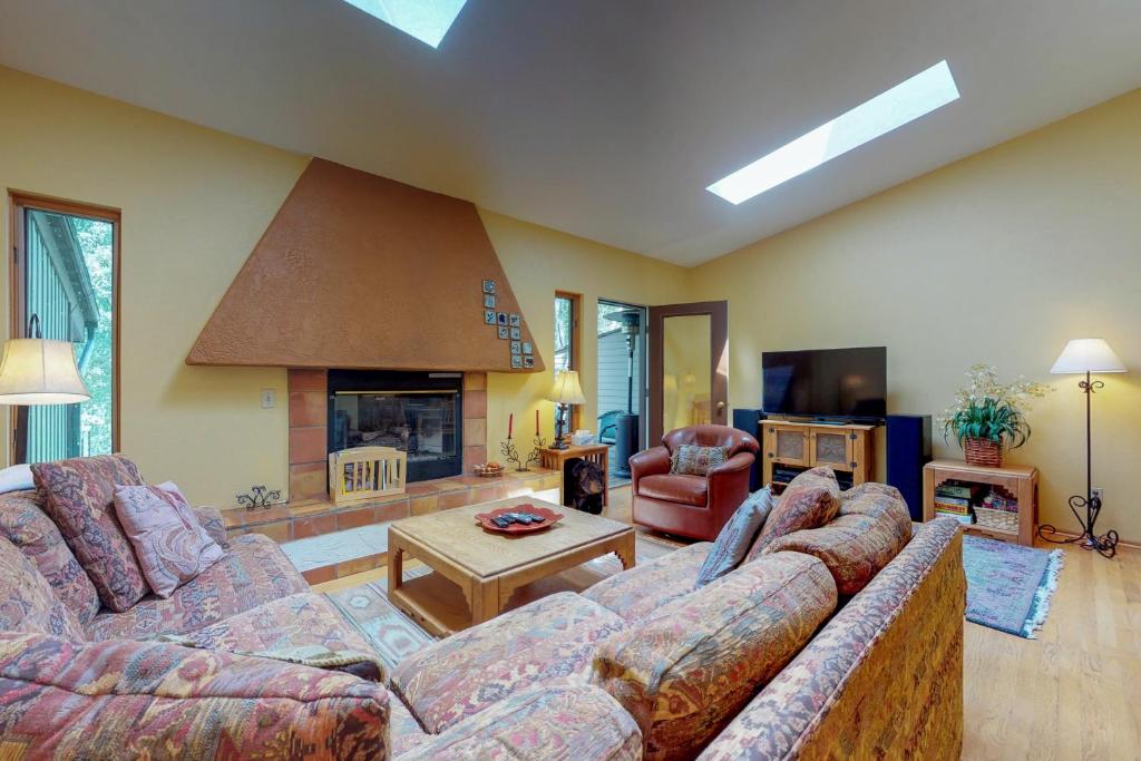 Una sala de estar con dos sofás y una chimenea. en Meadow Creek L-5, en Vail