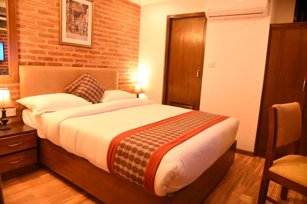 Postel nebo postele na pokoji v ubytování Kailash Kuti Inn