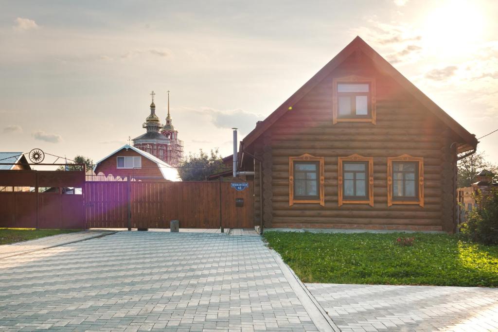 スーズダリにあるNa Kremlevskom Bereguの前に柵を持つ木造家屋