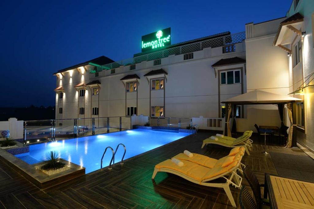 Bazén v ubytování Lemon Tree Hotel Coimbatore nebo v jeho okolí