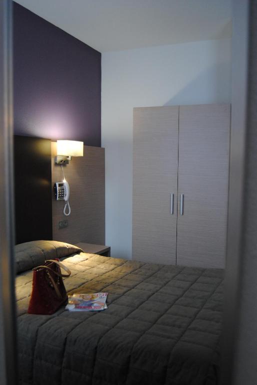 Postel nebo postele na pokoji v ubytování Hôtel Roc de Massabielle